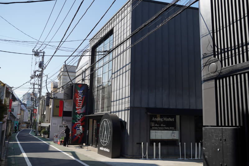 Analog Marketの会場の1つである、表参道駅近くのイベントスペース「BA-TSU ART GALLERY」