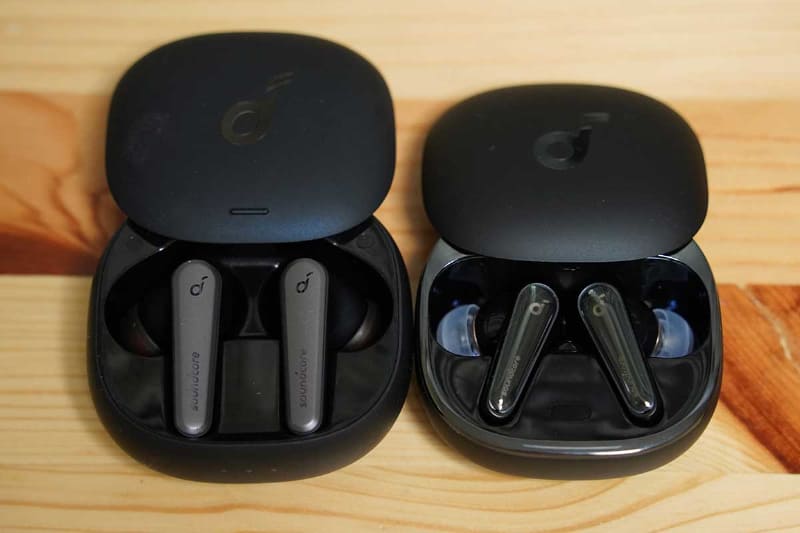 前モデル「Soundcore Liberty Air 2 Pro」(左)とのサイズ比較。ケース、イヤフォンともにコンパクトになった