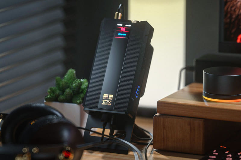 USB DAC内蔵のヘッドフォンアンプ「Q7」を、付属のスタンドに設置したところ