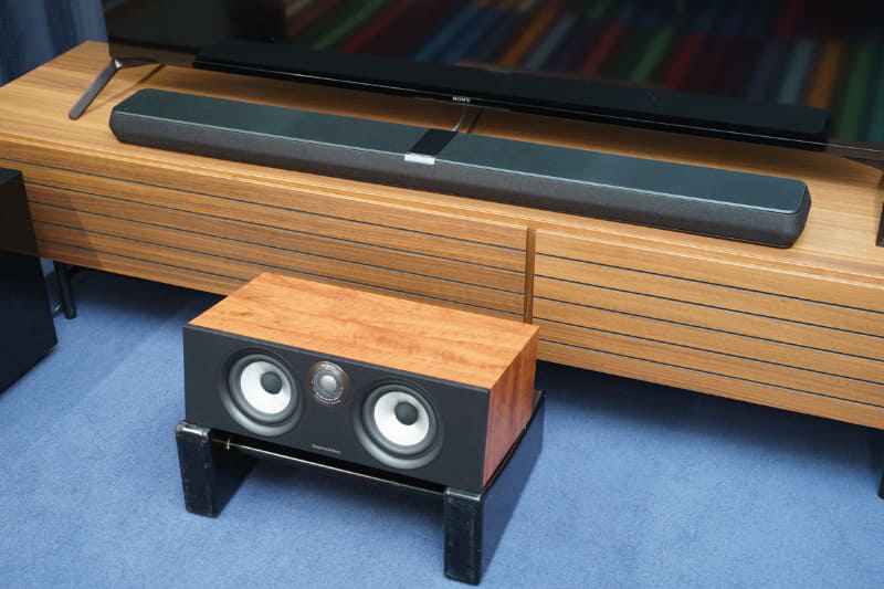 リビングルーム風の部屋にPanorama 3とB&W 600シリーズを設置