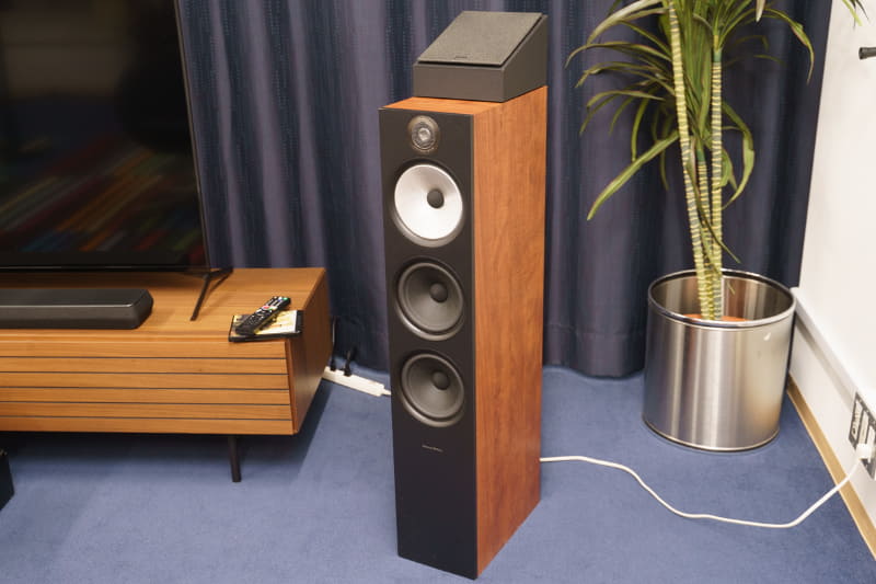 リビングルーム風の部屋にPanorama 3とB&W 600シリーズを設置