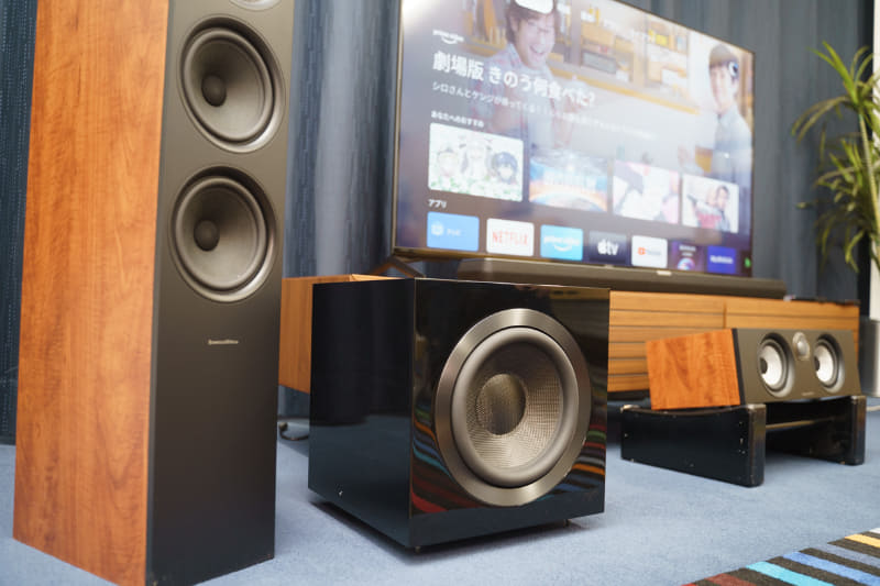 リビングルーム風の部屋にPanorama 3とB&W 600シリーズを設置