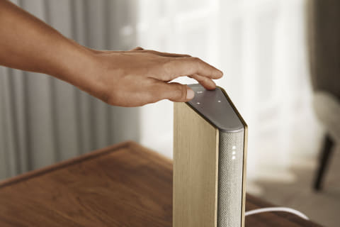 本のように薄い”スピーカー。BANG & OLUFSEN「BEOSOUND EMERGE