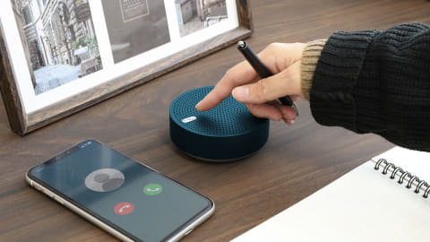 アルミ製でコンパクトな円形ワイヤレススピーカー。4,780円 - AV Watch