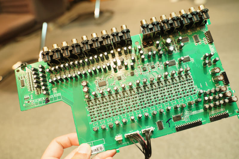 中央の小さなパーツが大量に取り付けられているのが「HDAM-SA2」部分