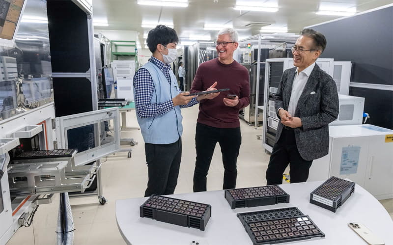 説明を聞くティム・クックCEO。右がソニーグループの吉田憲一郎会長兼社長CEO