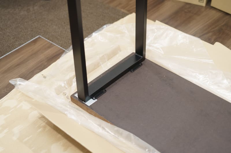 DIYしているところ。写真は同時に購入した121×45×3.8cmの板