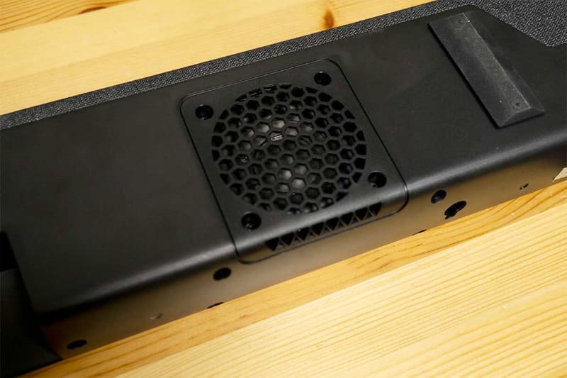 下向きに75mm径サブウーファーを搭載