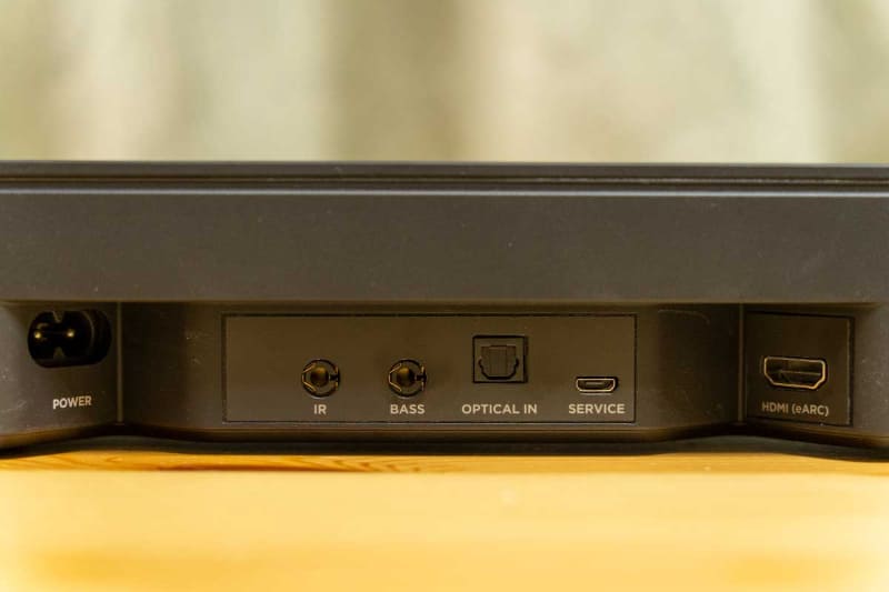 「Bose Smart Soundbar 600」接続部。HDMIポートなどは斜めになっている