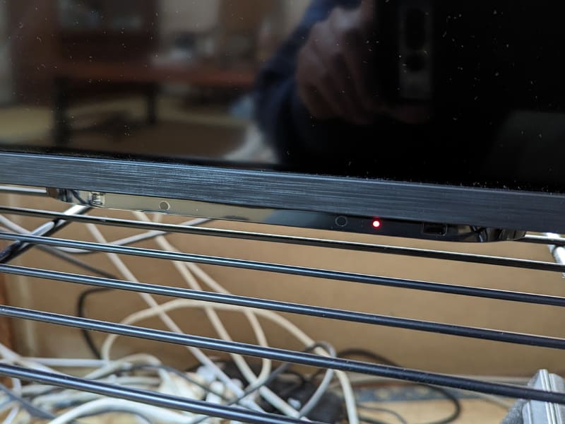リモコン受光部。なお電源や音量ボタン類は、受光部底面にあるスティック状インターフェイス1つに集約