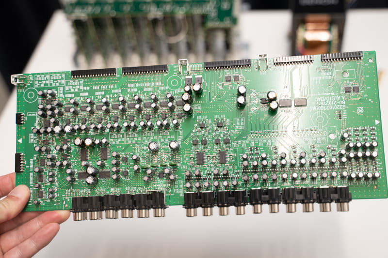 DAC回路、プリアンプ、マルチルーム用のDACを1つの基板に集約した