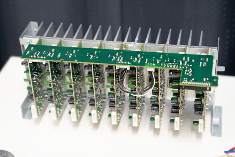 パワーアンプ基板×9個が搭載されているのがわかる