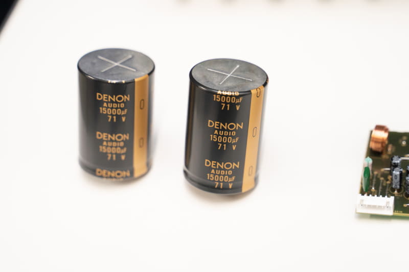 AVR-X4800H専用にチューニングされた15,000uFと大容量のカスタムコンデンサー