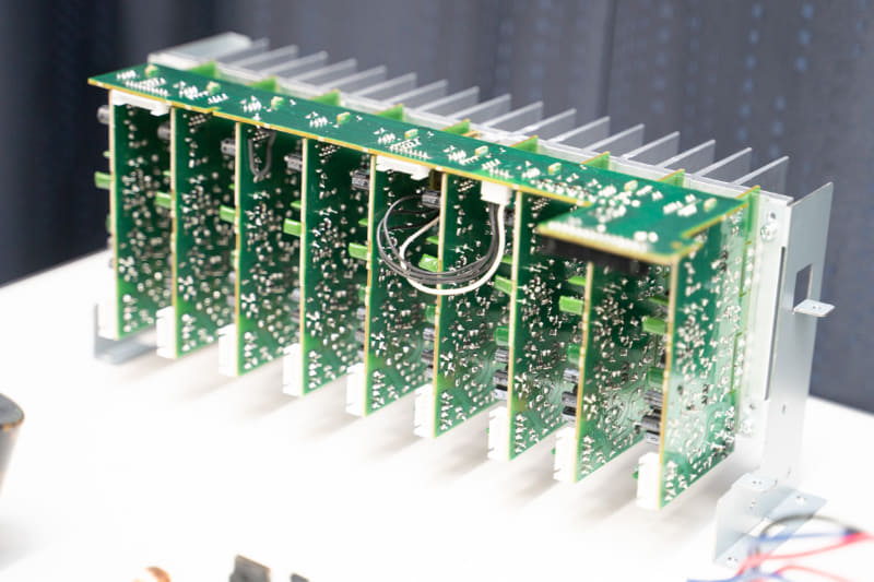 小さな基板が9個ズラッと並んでいる