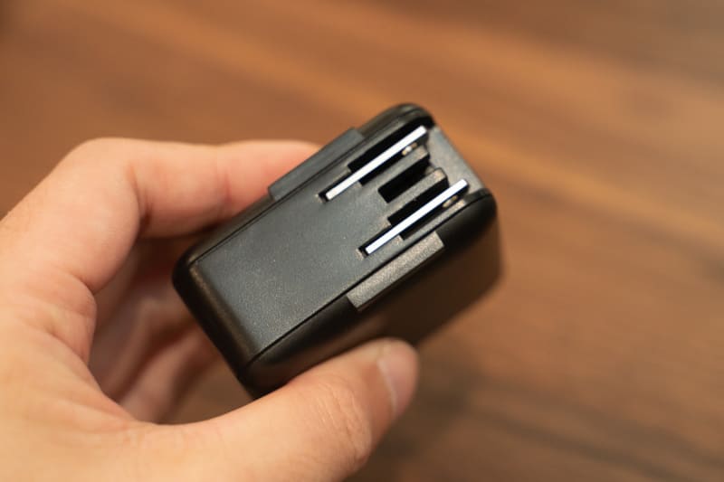 電源プラグは折り畳める