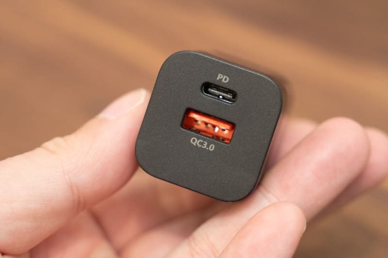 最大33W充電ができるUSB充電器「SHO-U33」