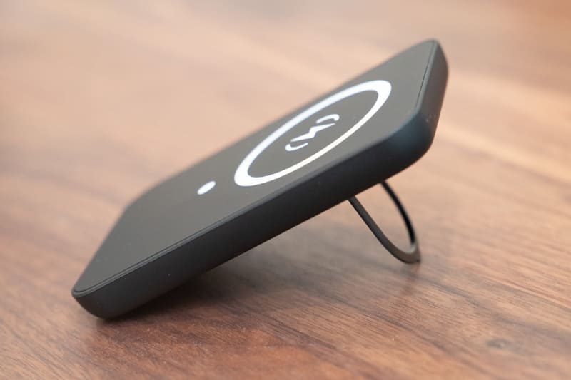 背面にスタンド用のリングを備えている