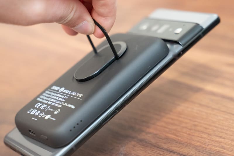 モバイルバッテリー「SHO-U PH2」はマグネットを搭載し、対応スマホと固定できる。Lightningコネクターを搭載したiPhoneなどのスマートフォンをケーブル充電する場合は、USB-C to Lightningに対応する充電ケーブルがあれば充電可能だが、一部大型のカメラを搭載しているiPhone等はカメラ部分の干渉によりマグネットで吸着しないので注意が必要だ