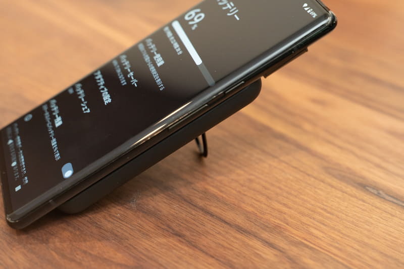 スマホを上に乗せたところ。ワイヤレス充電できている
