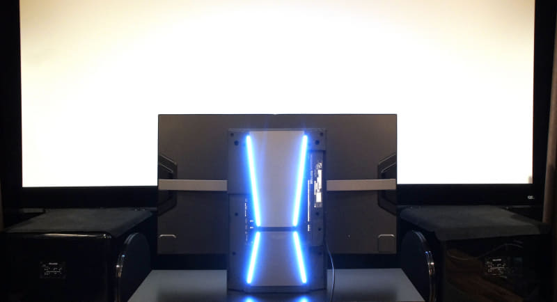 後ろから見たところ。ボディ部分にはイルミネーション機能も備えている