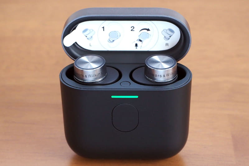 装着の仕方が、充電ケースの蓋裏にシールで貼られている