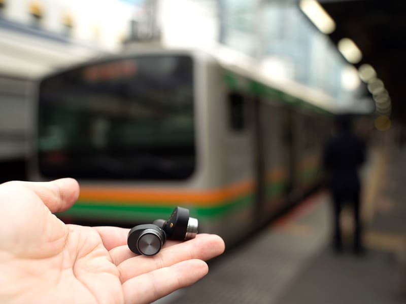 賑わう駅のホームで使ってみても途切れなかった