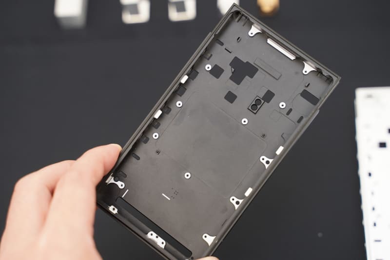 アルミ切削シャーシ。黒く見えるのはアルマイト処理で仕上げているため