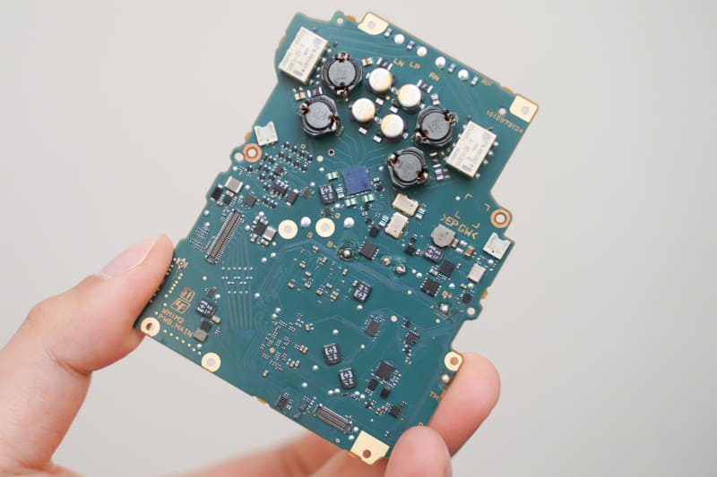 中央より少し上の青くて四角いチップがフルデジタルアンプのS-Master HX。その上にある4つのシルバーの丸いパーツがFTCAP3