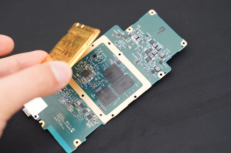 デジタル部分のノイズが、他のアナログ回路に影響しないように無酸素銅の切削ブロックを配置