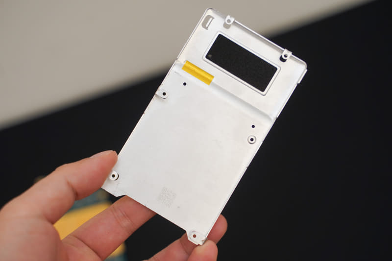 背面のアルミリアカバー