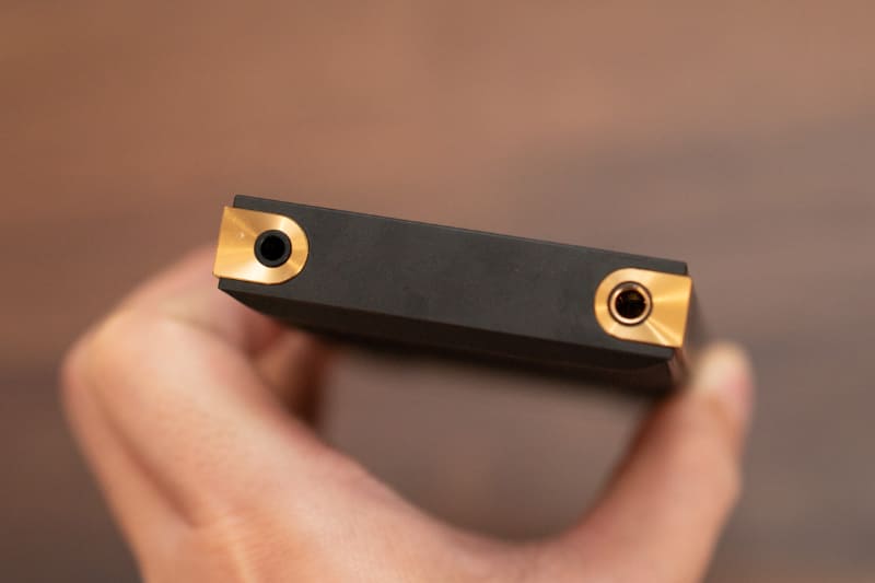 ZX707のヘッドフォン出力。ステレオミニのアンバランス×1、4.4mmバランス×1を搭載している