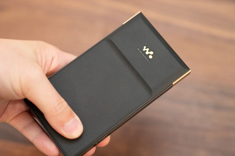 滑りにくい仕上げの背面