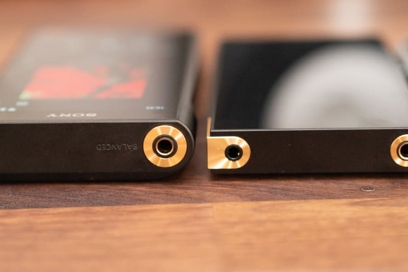 左からNW-WM1AM2、ZX707