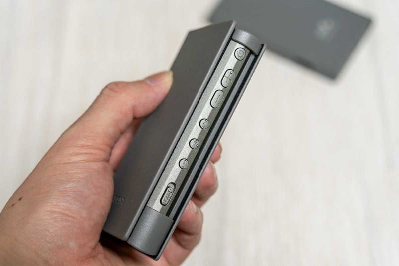 ケースも別売アクセサリーとして発売。こちらは手帳型の「CKS-NWA300」(実売4,000円前後)