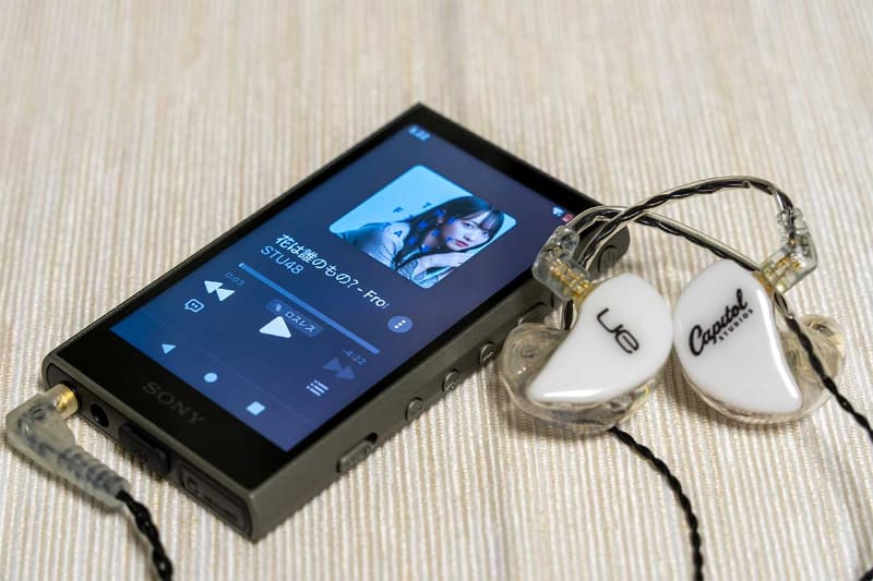 当たり前だが有線イヤフォンも使用可能。有線のほうがより高音質で音楽を楽しめる