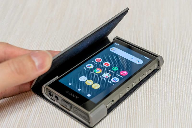 ケースも別売アクセサリーとして発売。こちらは手帳型の「CKS-NWA300」(実売4,000円前後)