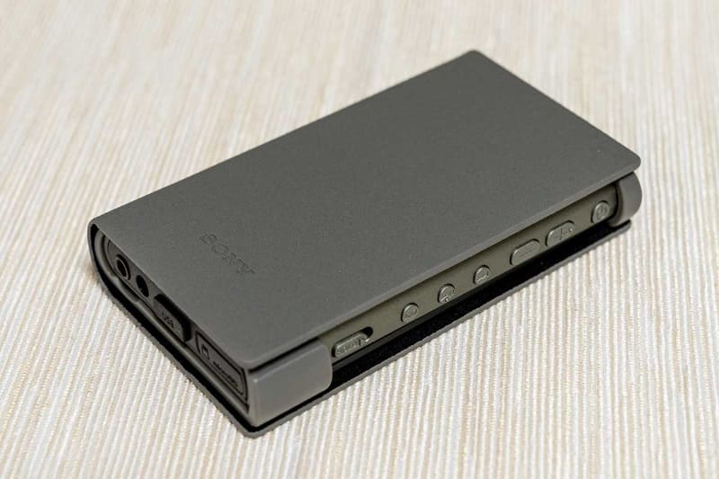 ケースも別売アクセサリーとして発売。こちらは手帳型の「CKS-NWA300」(実売4,000円前後)