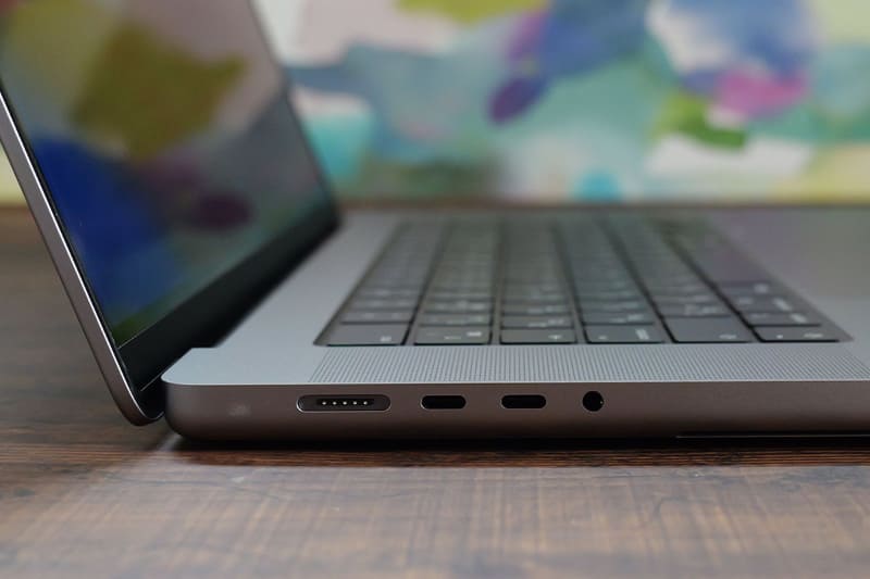 Thunderbolt 4/USB-TypeCポートは左側に2つ。その奧がMac Safe 3