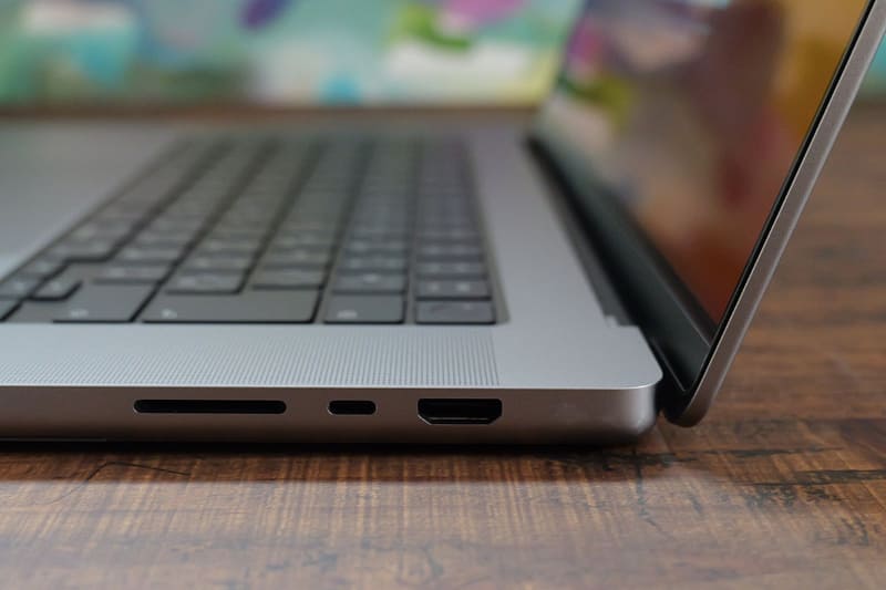 右側にThunderbolt 4/USB-TypeCポートは1つ。フルサイズのHDMIとSDカードスロットもある