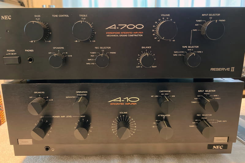 弟分のA-700(写真上)から終段のトランジスタを移植する