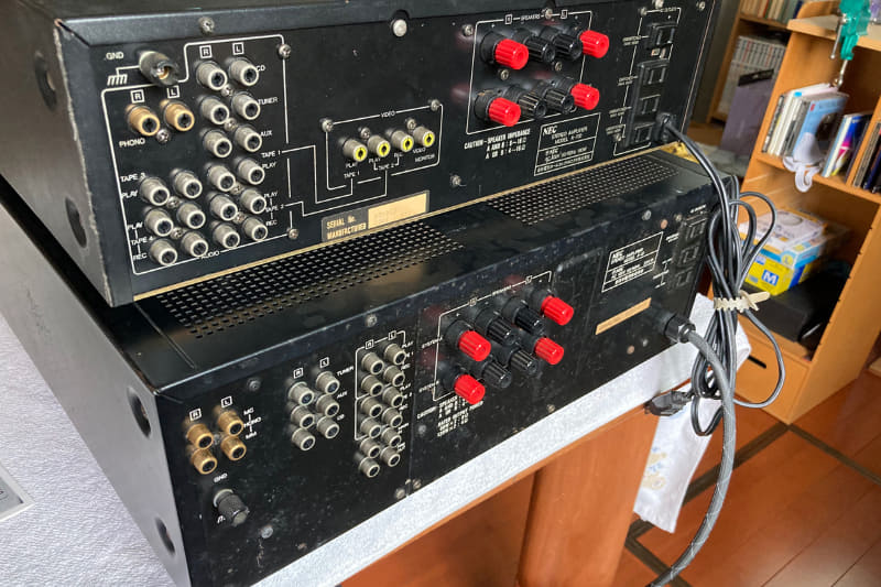 背面。A-700(写真上)、A-10