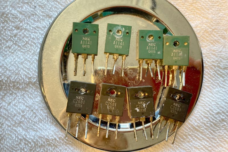 A-700から取り外した終段トランジスタ