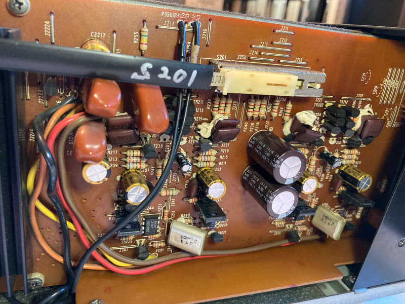 MCヘッドアンプ基板。プリメインアンプとしては異例な贅沢さ