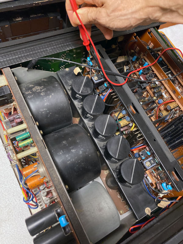 まずは現状を確認するも、返事がない。パワーアンプのドライバ段の電源が死んでいるようだ