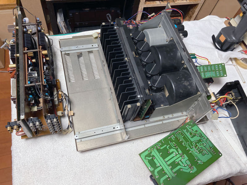 リアをばらしてから、プリアンプとパワーアンプを分離する