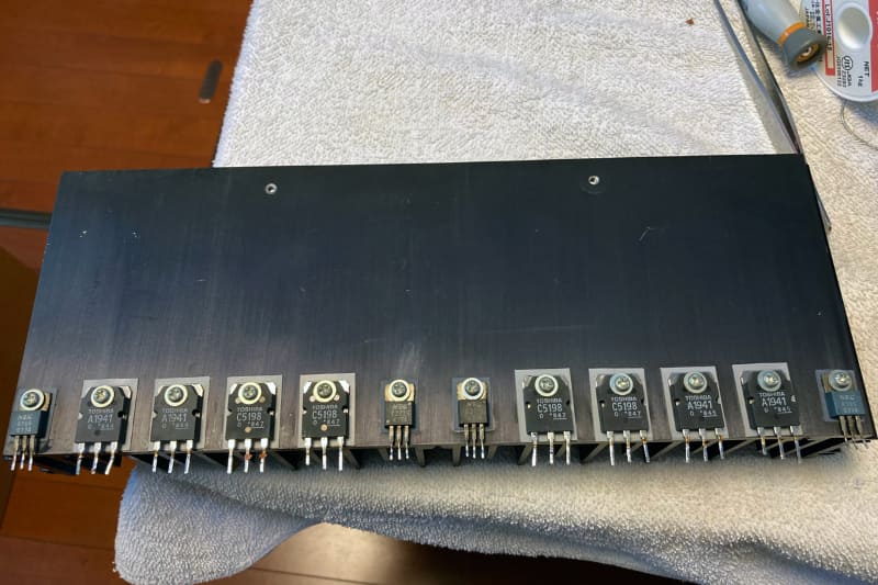 いよいよ終段トランジスタの交換。現在は互換品がついている