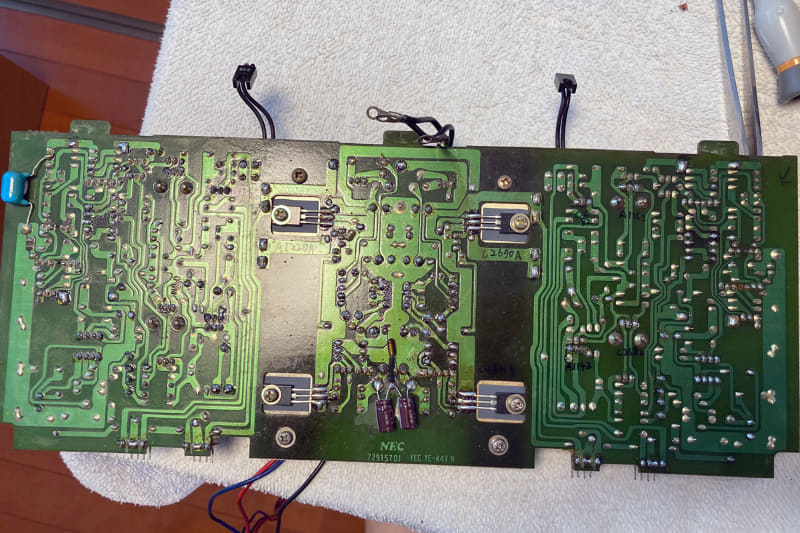 ドライバ段の基板。ここのどこかが壊れているはず