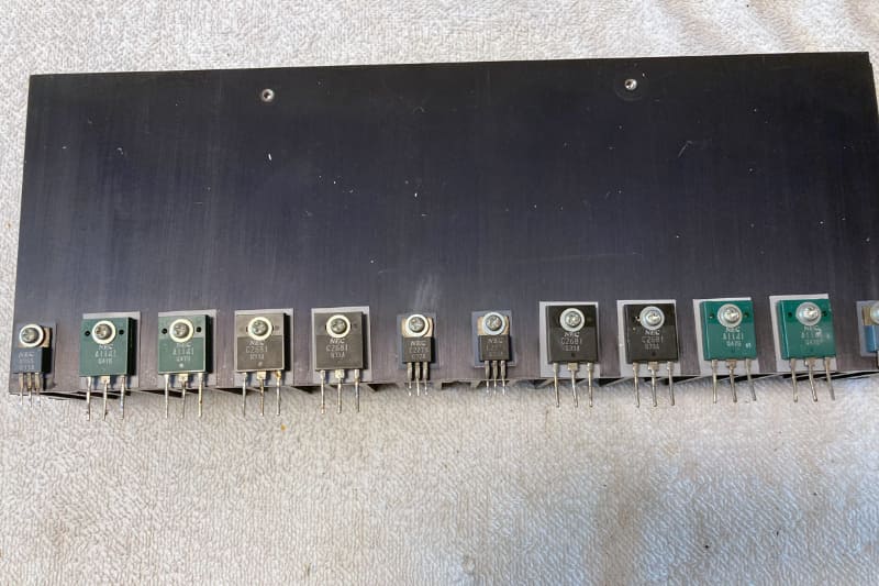 ドナーのA-700から外したトランジスタを取り付ける