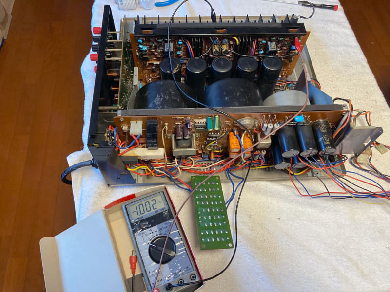 部品交換が一通り終わって通電テスト。しかし、最初の状態と変わっていない……