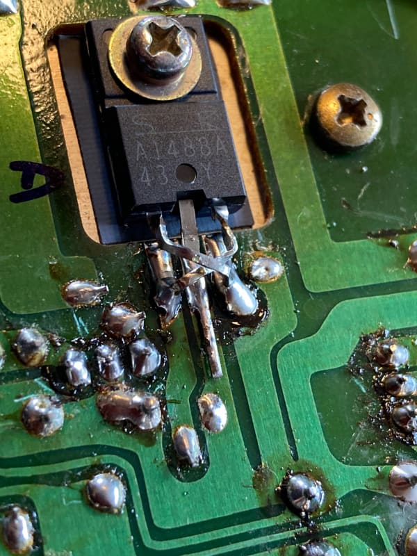 大型のトランジスタに交換。ピン配列が違うので足をクロスさせた